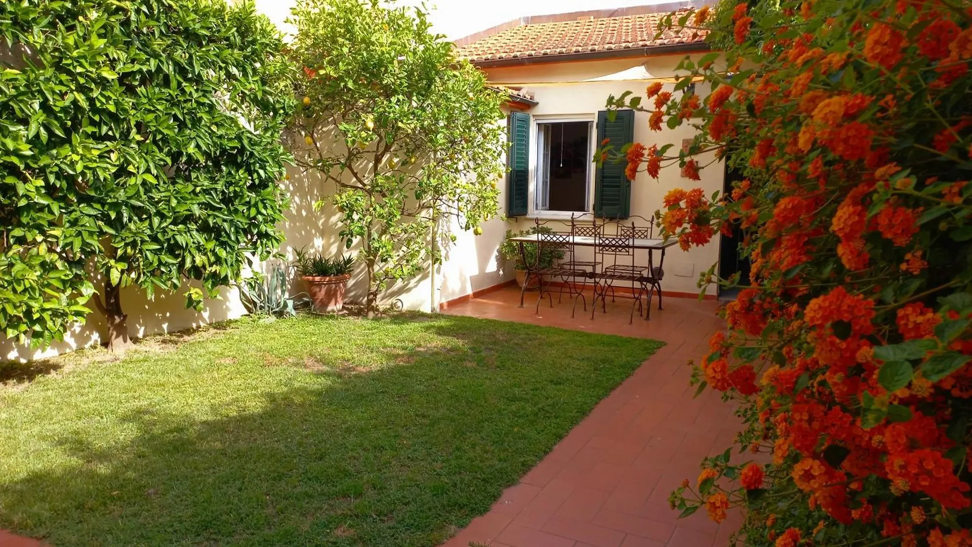 Ferienhaus Villino San Martino 350M Dal Mare With Covered Parking Viareggio